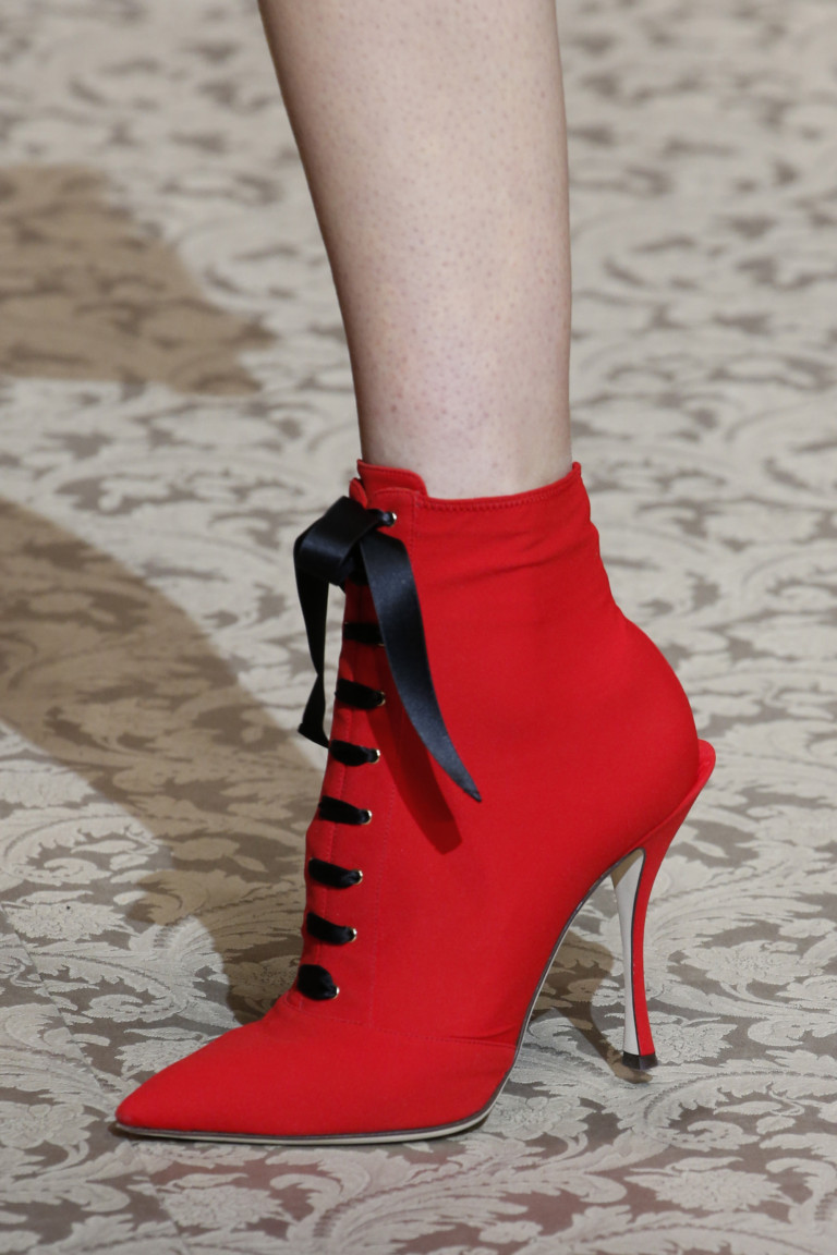 Красные ботильоны на шнуровке и высоком каблуке. Коллекция FW 2018-2019 Dolce&Gabbana