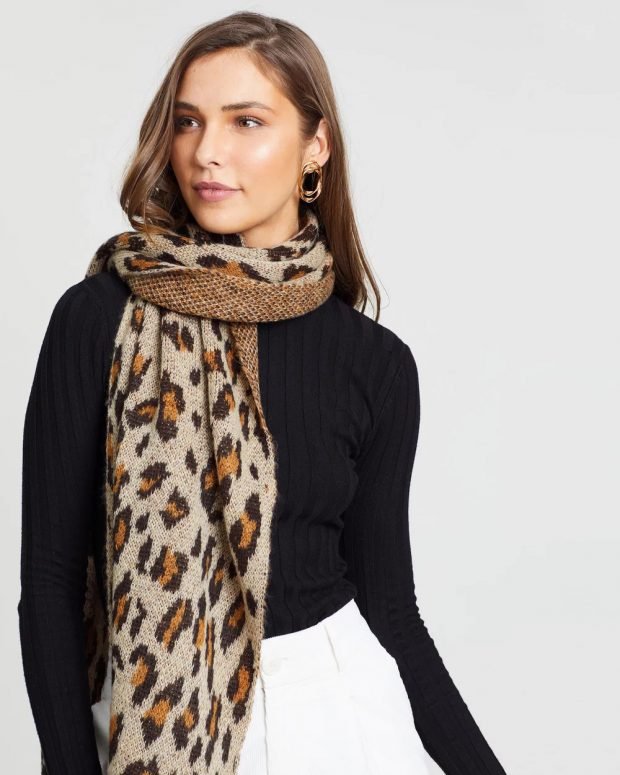 коричневый шарф с леопардовым принтом