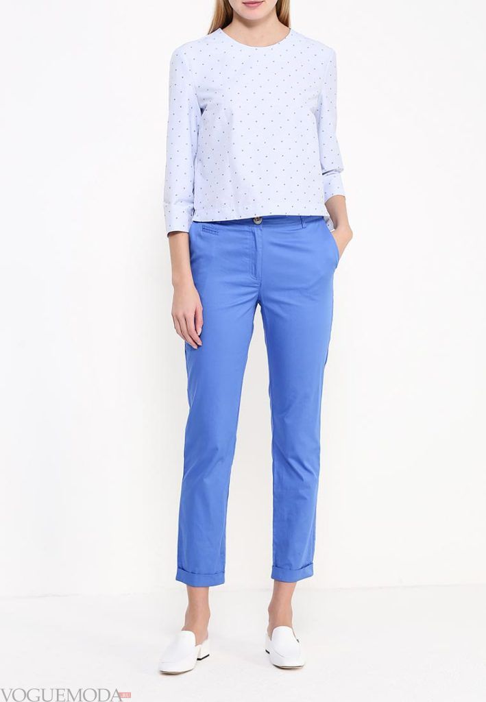 ярко синие укороченные брюки с голубой блузой