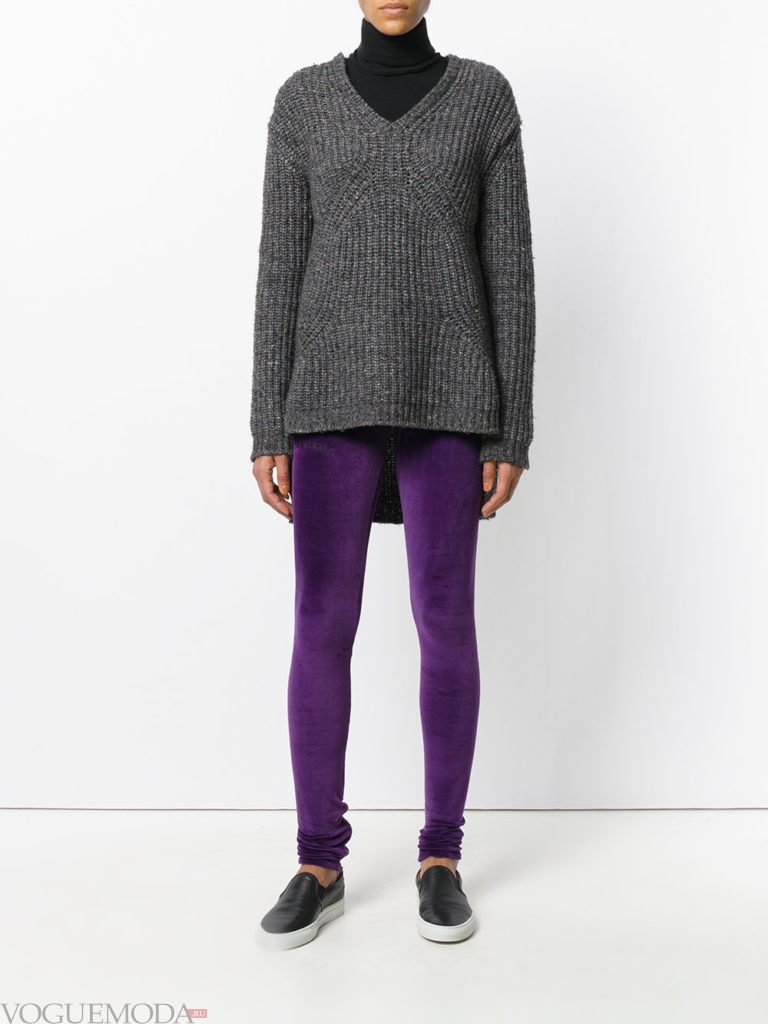 фиолетовые брюки с свитером