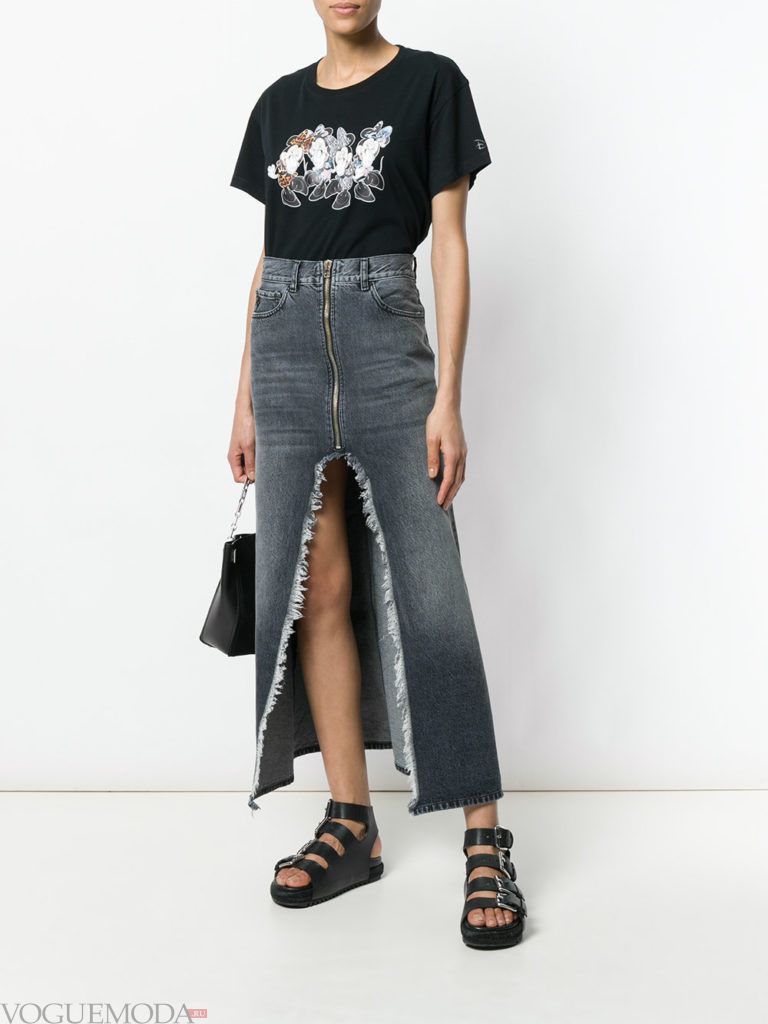 черная футболка с рисунком и джинсовая юбка