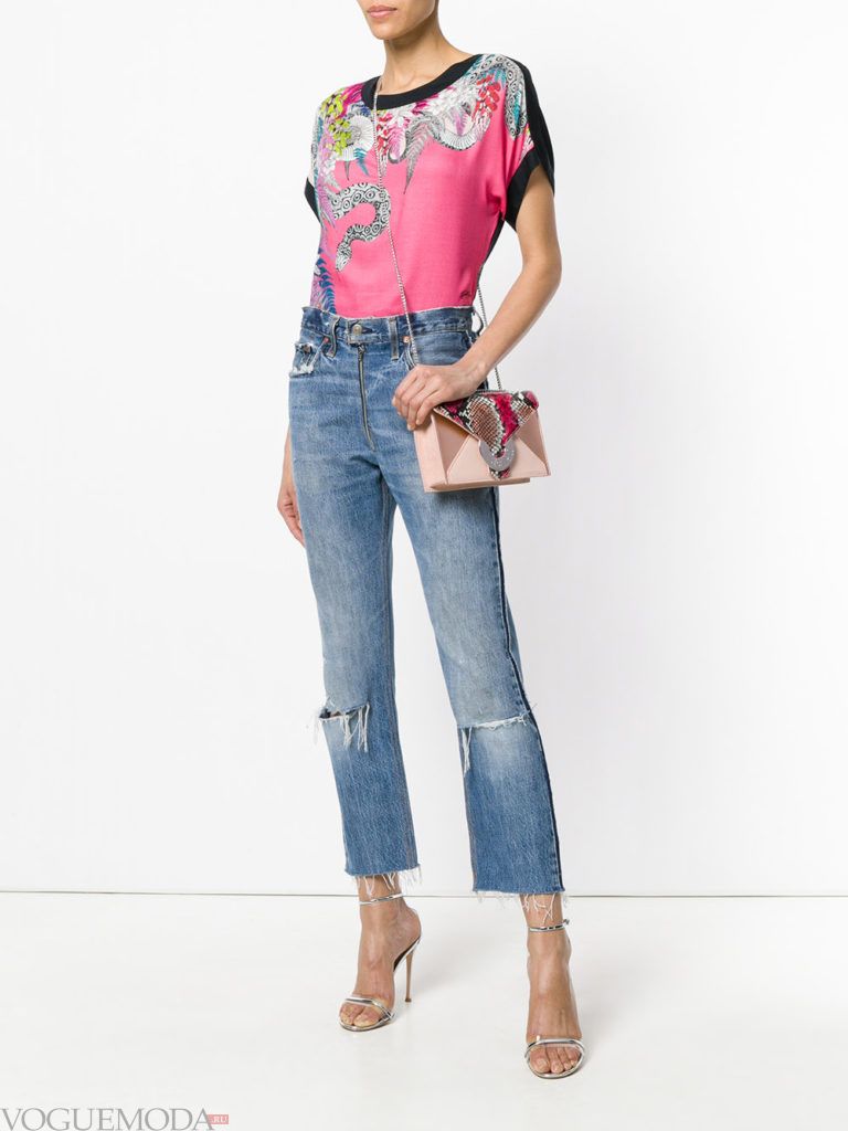 розовая футболка с рисунком и укороченные джинсы