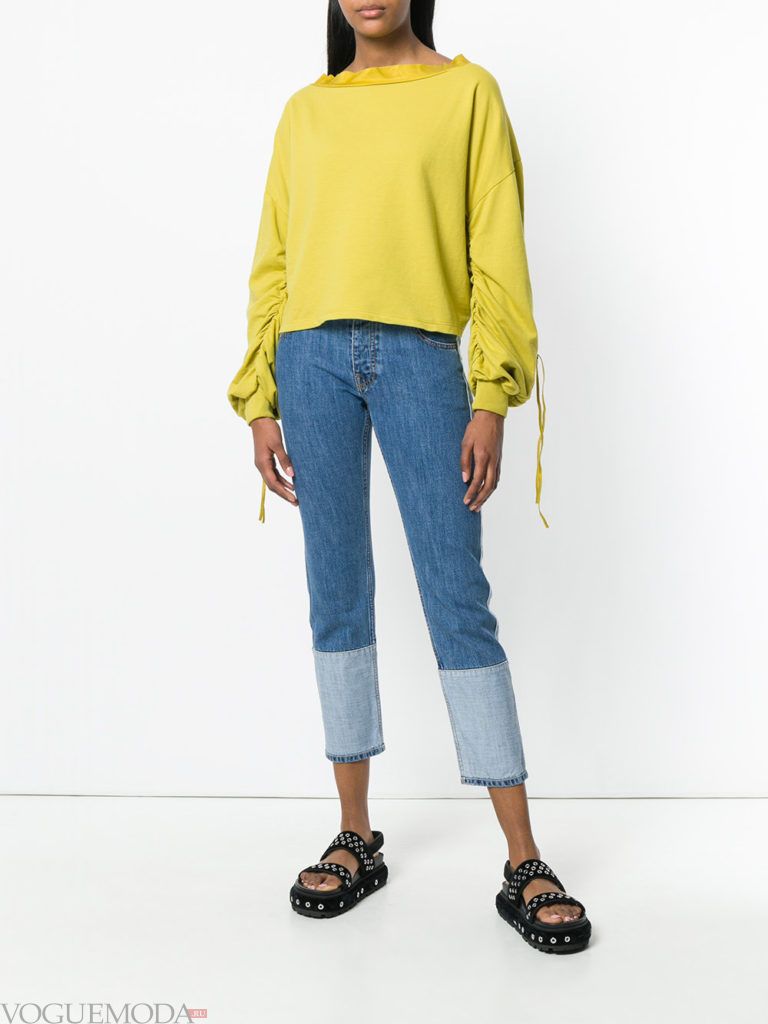 лимонный свитер с декором и укороченные джинсы