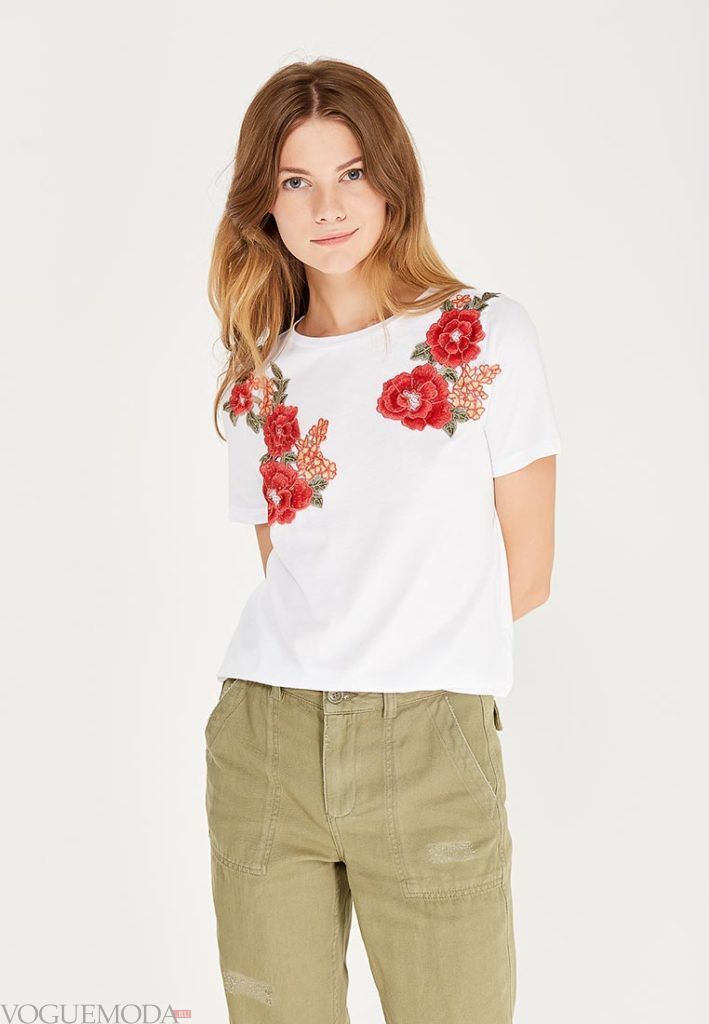 женская белая футболка с цветочным декором