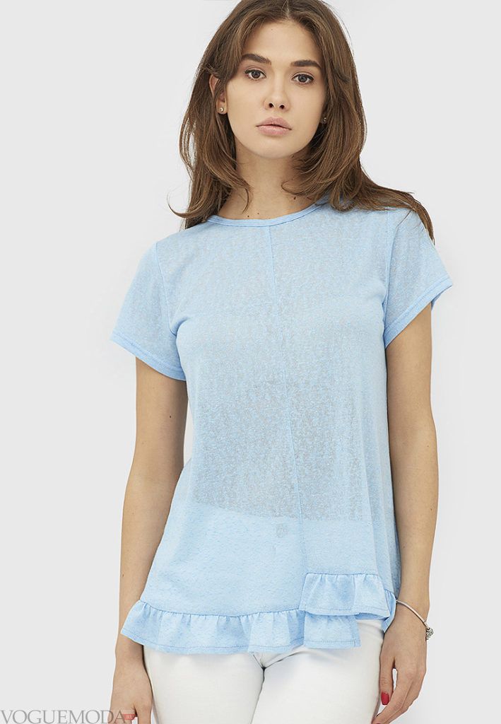 женская голубая футболка с рюшей
