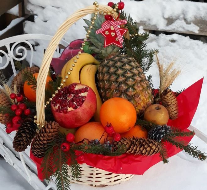 новогодняя корзина с фруктами