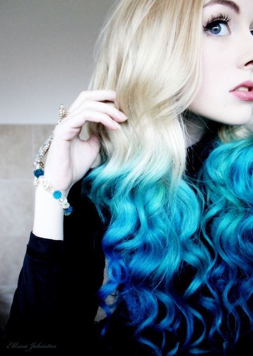 Бело-синие волосы
