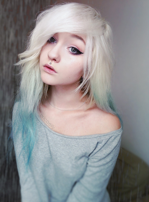Бело-синие волосы