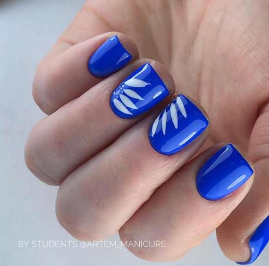 Синий зимний маникюр на короткие ногти