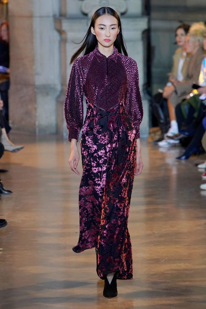 Модное фиолетовое платье Talbot Runhof
