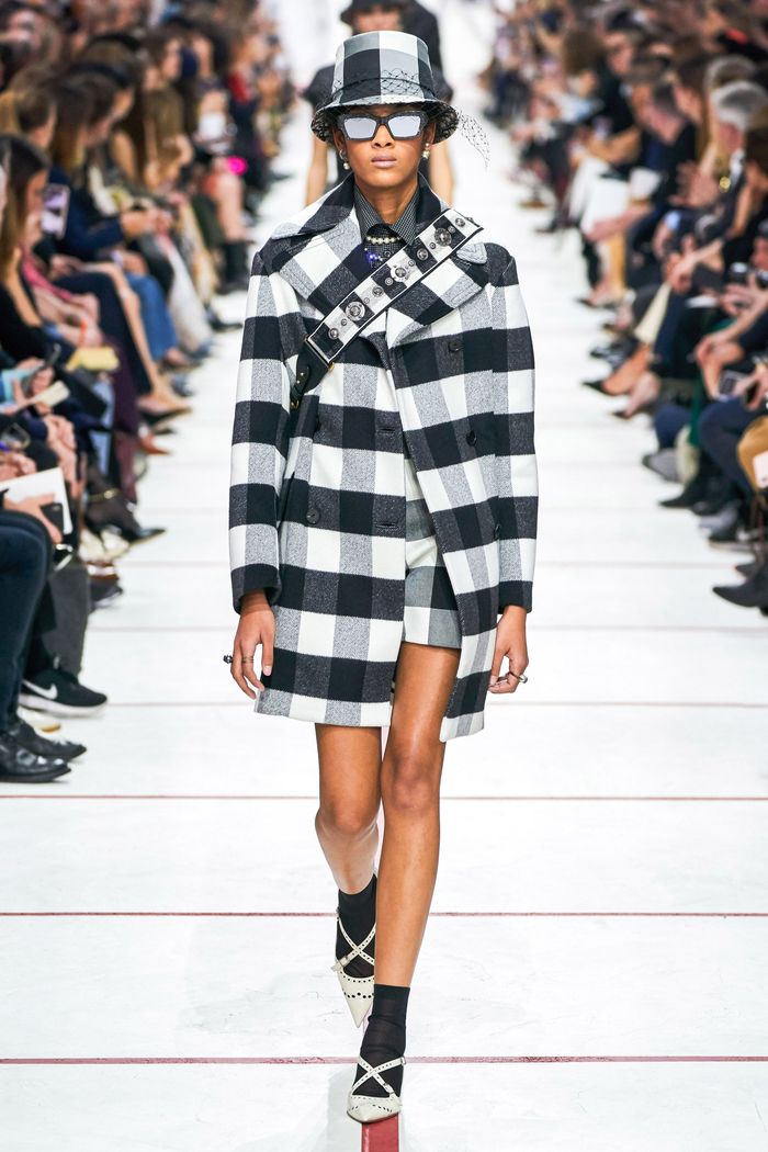 Модное пальто в клетку осень-зима 2019-2020 из коллекции Christian Dior