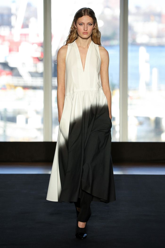 Модное черно-белое платье Narciso Rodriguez