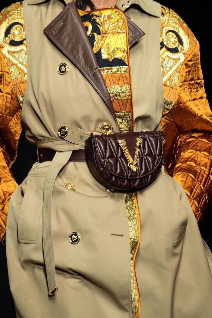 Модные поясные сумки Versace