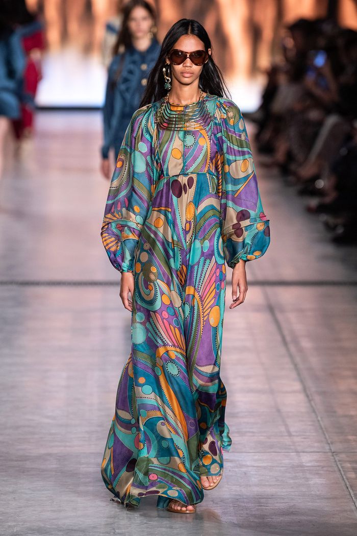 Модное длинное платье 2020 из коллекции Alberta Ferretti