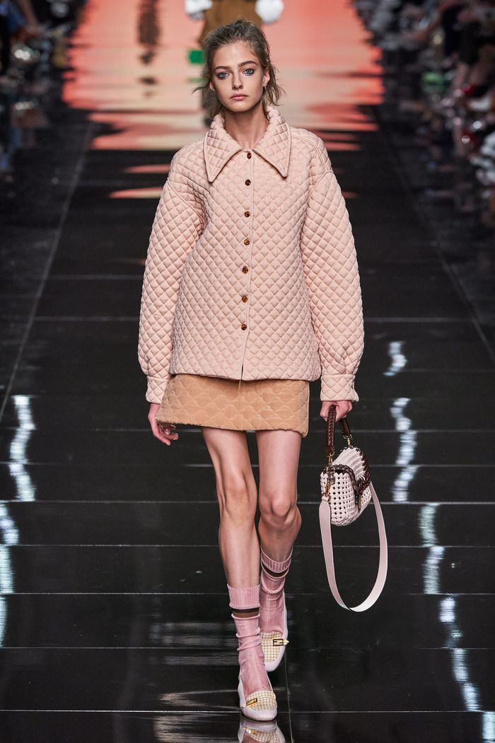 Модная бежевая юбка 2020 из коллекции Fendi