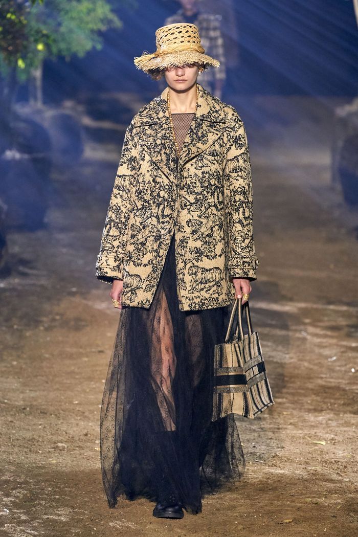 Модное пальто из коллекции весна 2020 Christian Dior