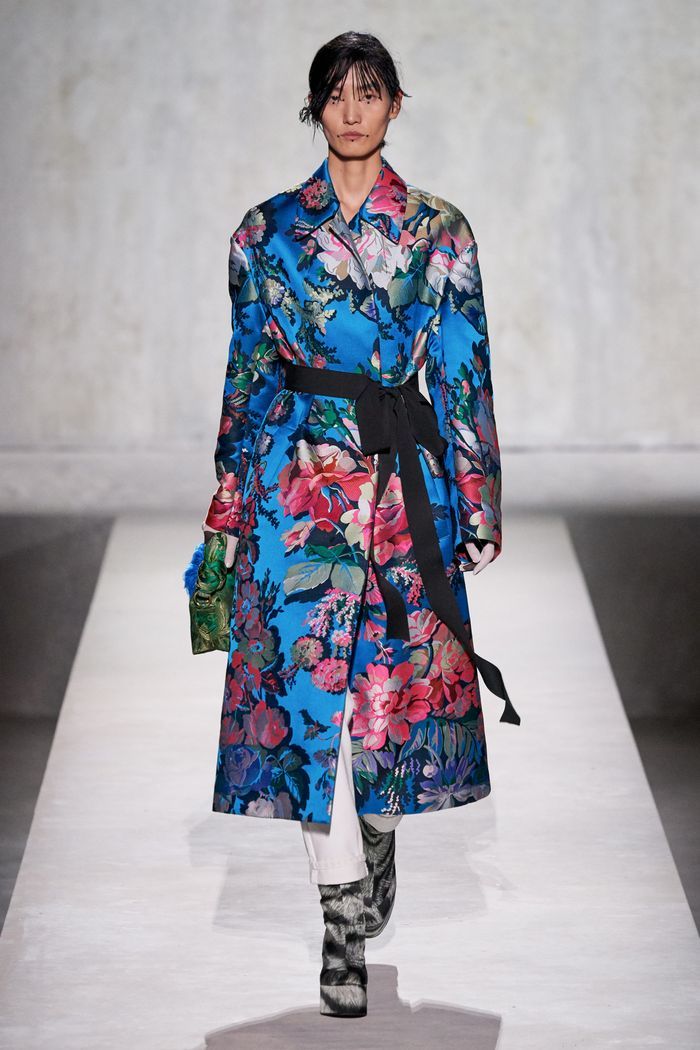 Модное пальто из коллекции весна 2020 Dries Van Noten