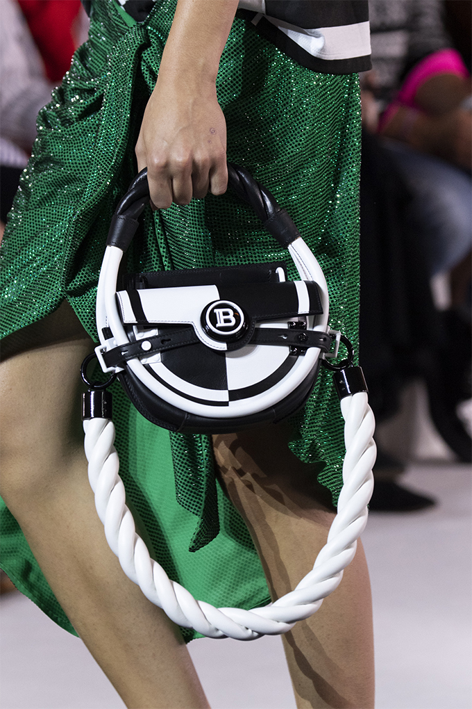 Что мы будем носить весной: 53 сумки с недели моды в Париже (фото 5)