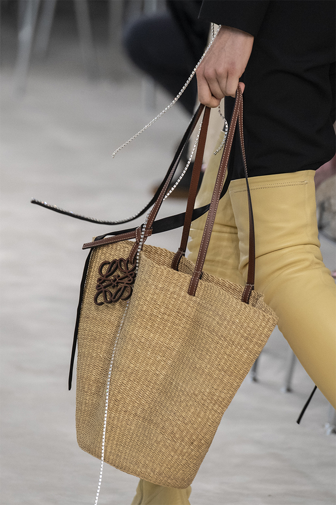 Что мы будем носить весной: 53 сумки с недели моды в Париже (фото 31)
