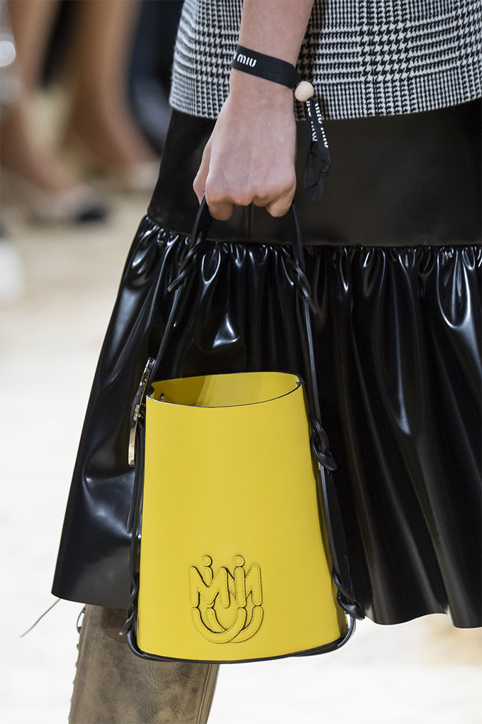 Что мы будем носить весной: 53 сумки с недели моды в Париже (фото 41)