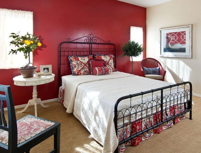 Сочетание белого постельного белья с красной стеной в спальне