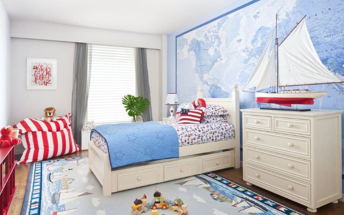 Интерьер детской комнаты в морской тематике с красными акцентами