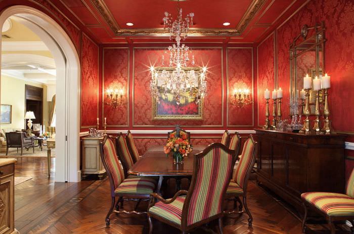 Интерьер классической гостиной в красном цвете