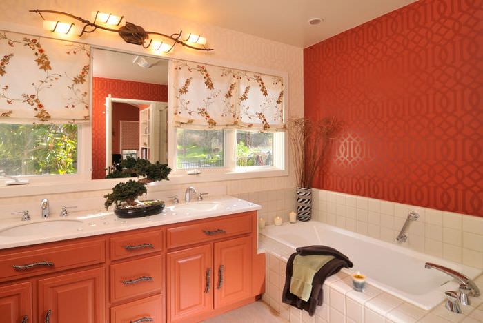 Сочетание бежевого и красного цветов в оформлении ванной комнаты