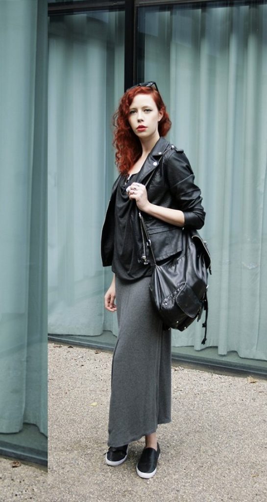Длинная юбка с черными кожаными слипонами, сумкой и курткой – стильное сочетание строгих оттенков