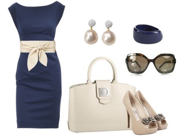 Жемчуг, стильные очки, белое золото и такого же цвета сумочка и пояс – эффектные дополнения образа с синим платьем и туфлями на шпильке