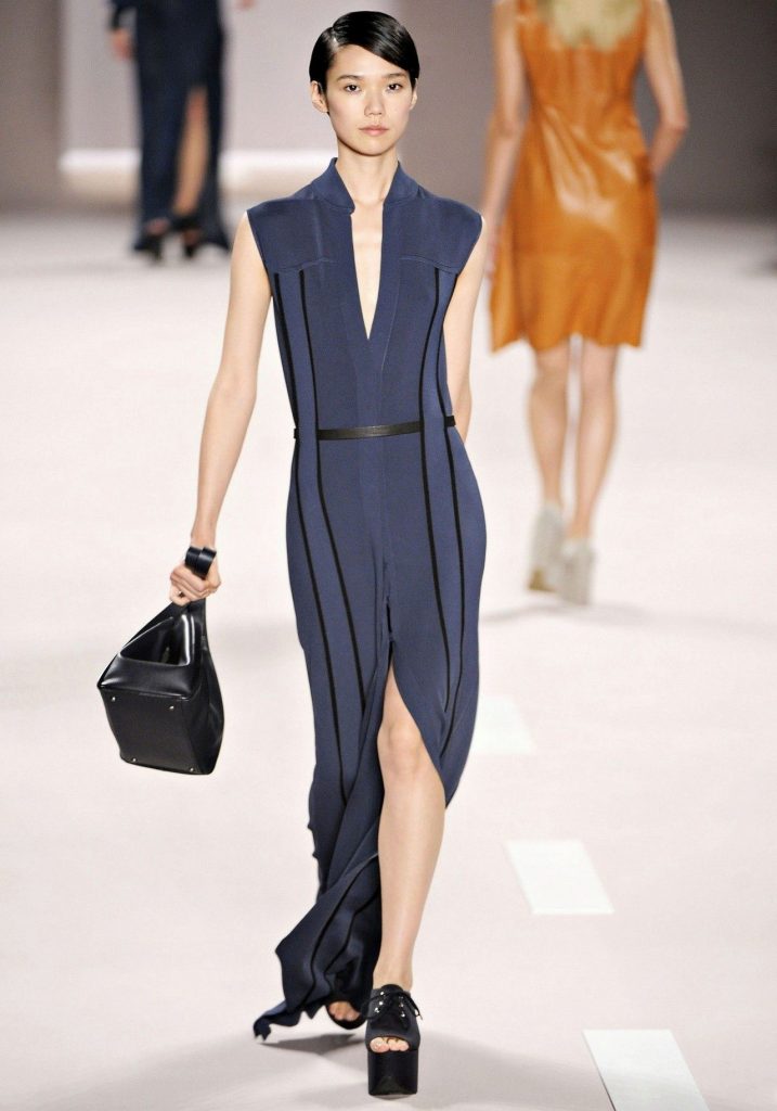 Модные дизайнеры на подиумах демонстрируют варианты ансамблей синего платья и моделей туфель для разных случаев