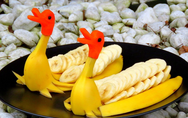 Как красиво нарезать банан на стол в домашних условиях