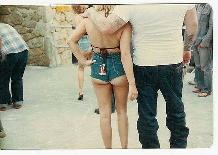 Девушки в джинсовых шортах (42 фото)