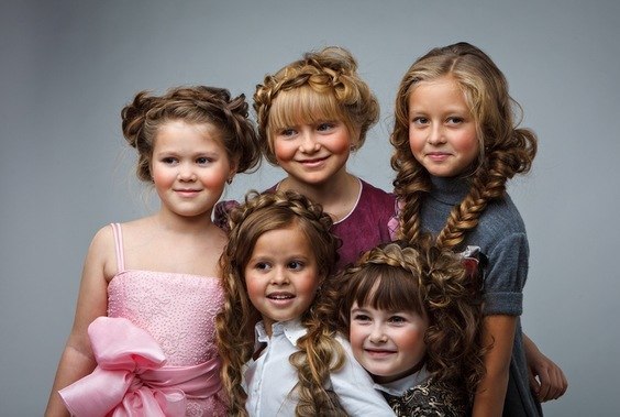 Які є гарні зачіски для дівчаток на 1 вересня різного віку?